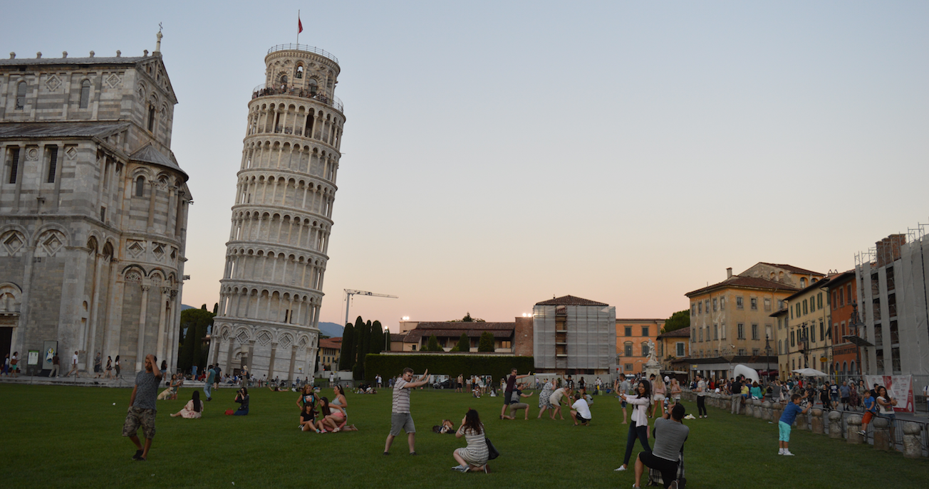 Tourists posing near the Leaning Tower.